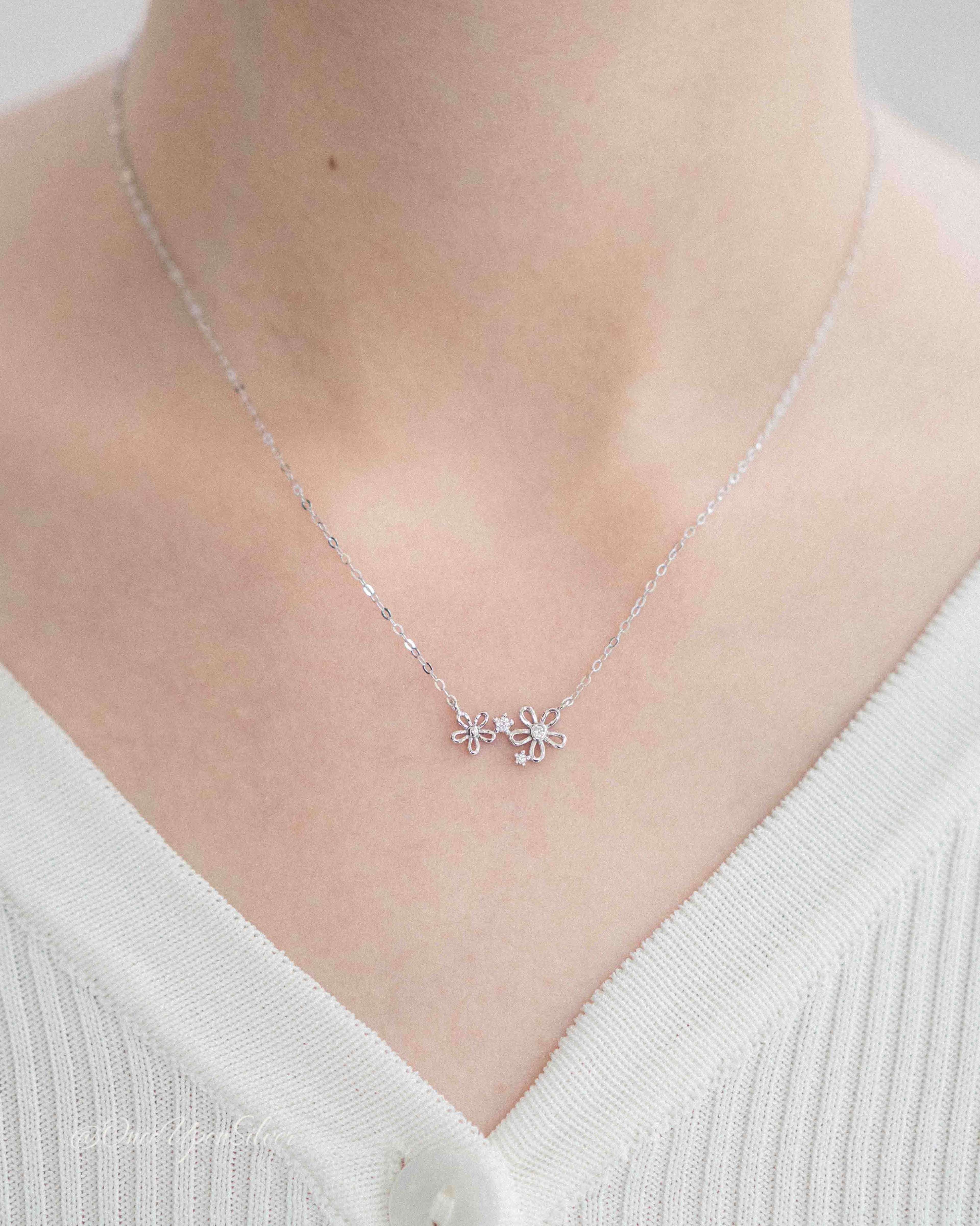 Twin Daisies Necklace