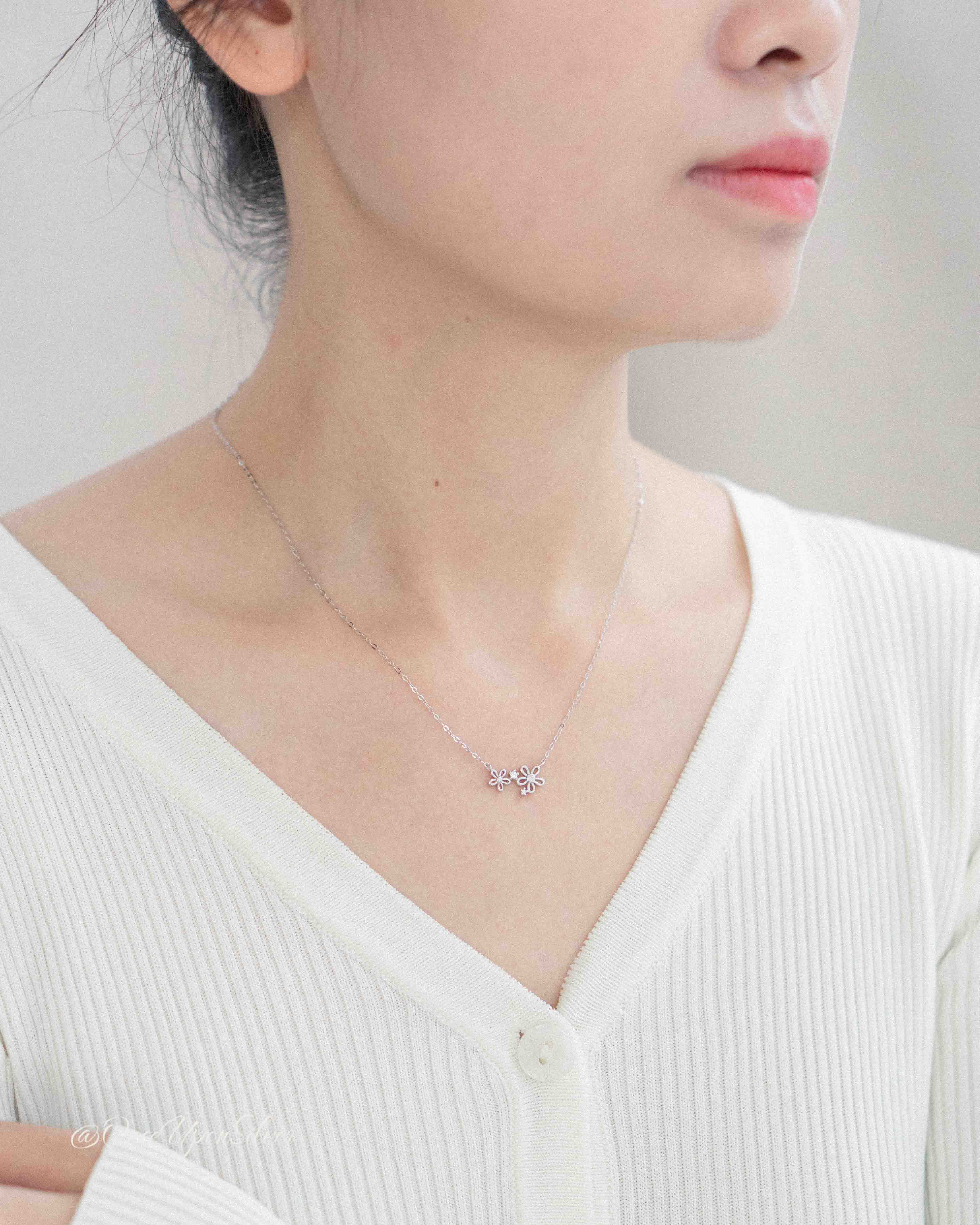 Twin Daisies Necklace