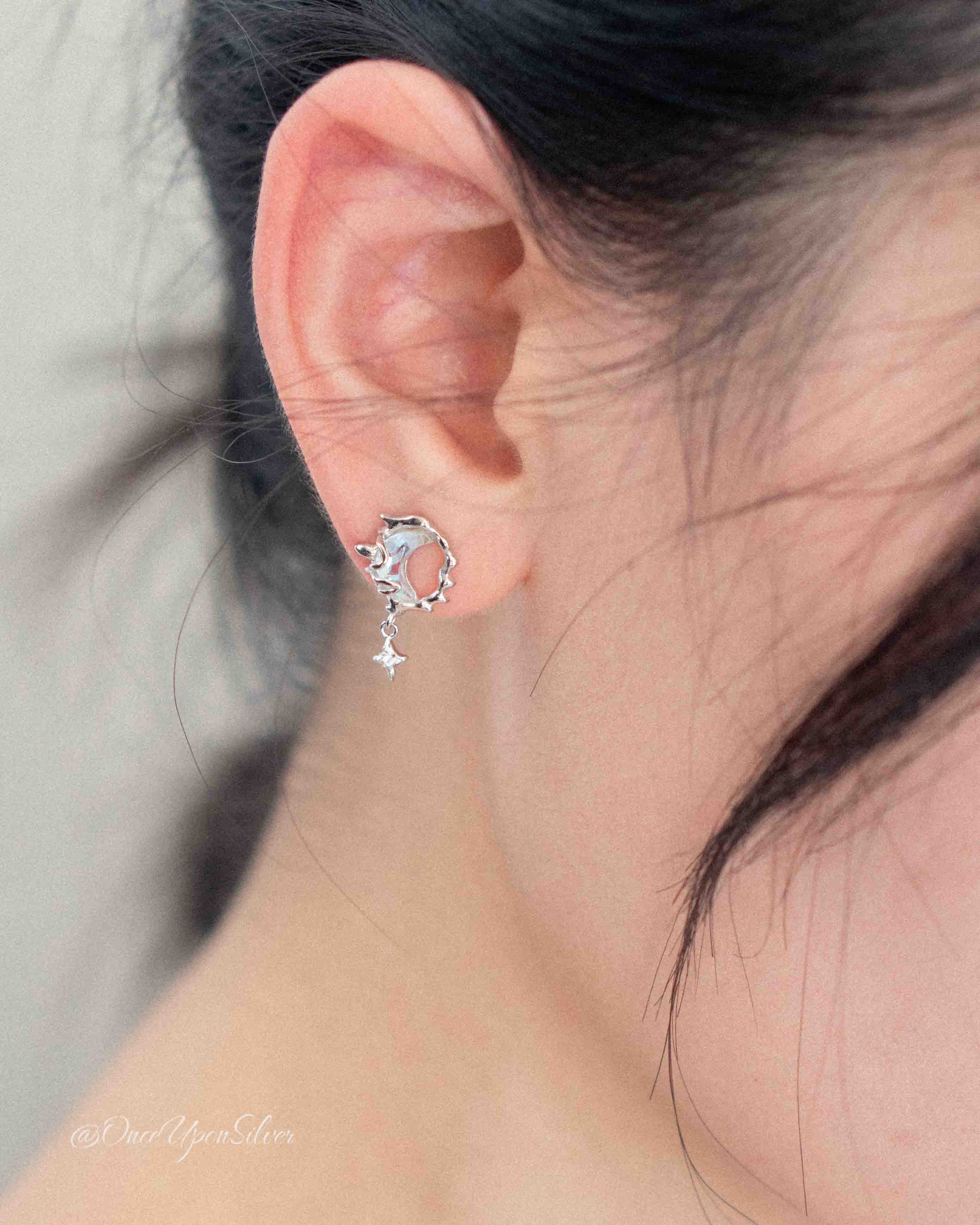 Moon Earing