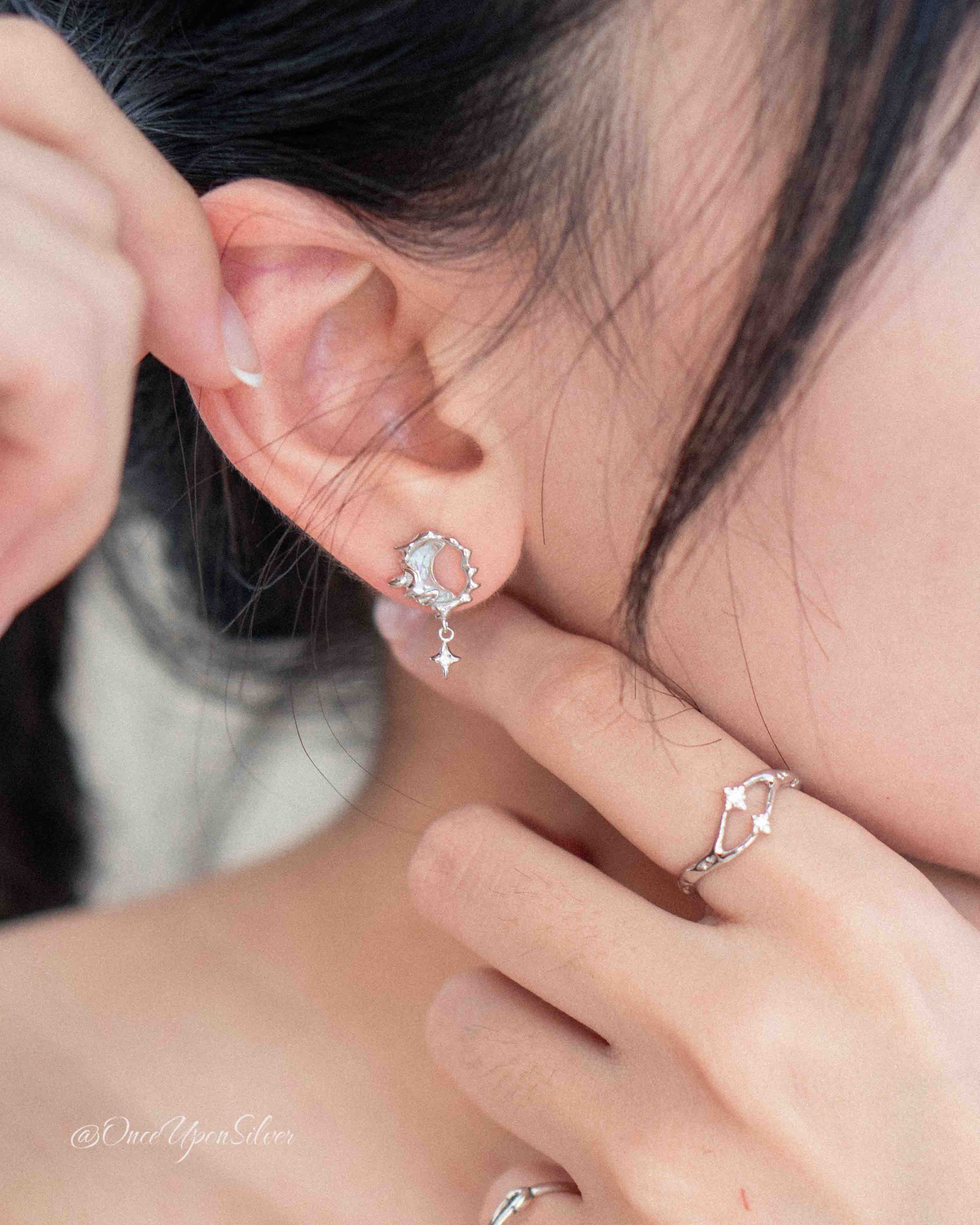 Moon Earing