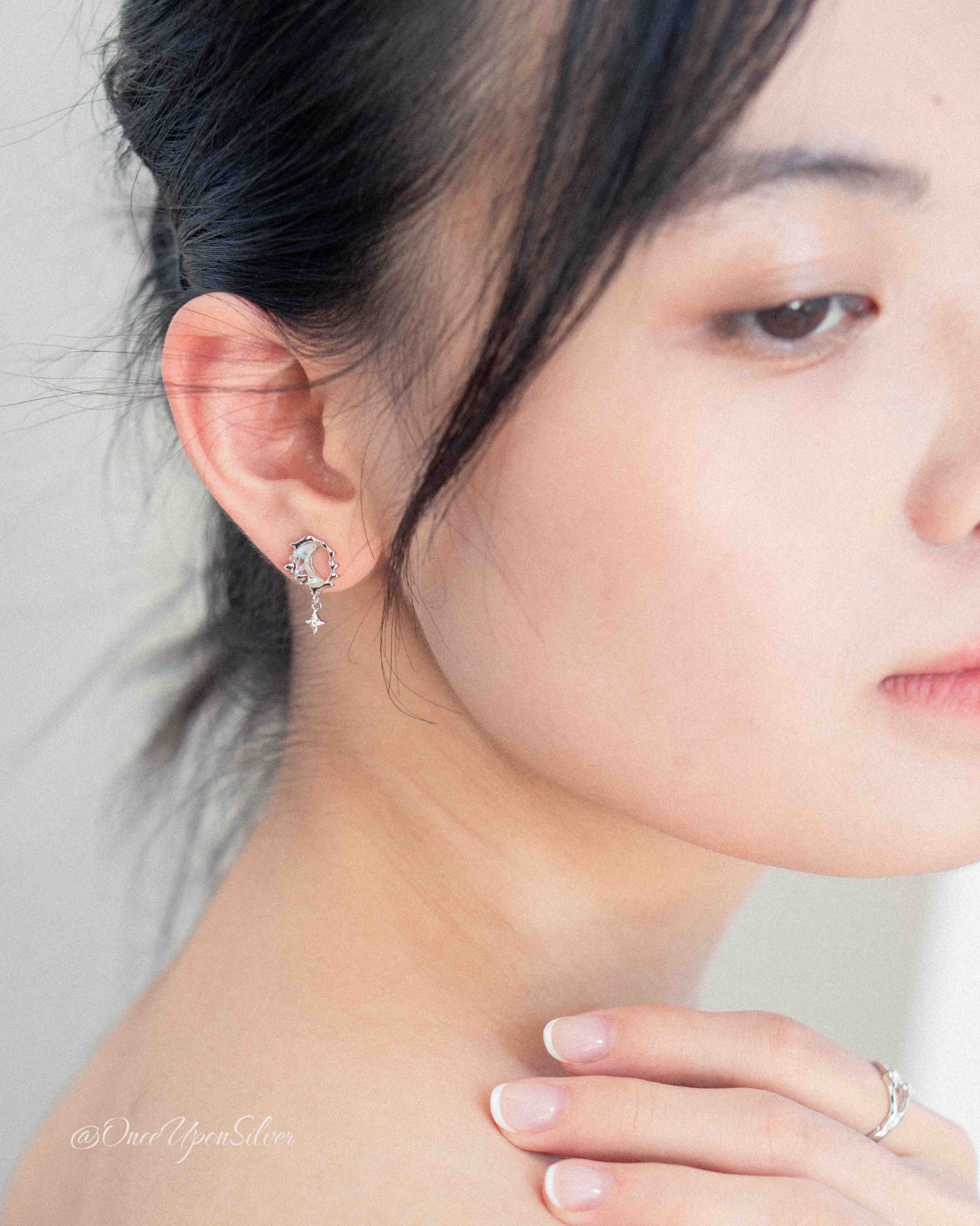 Moon Earing