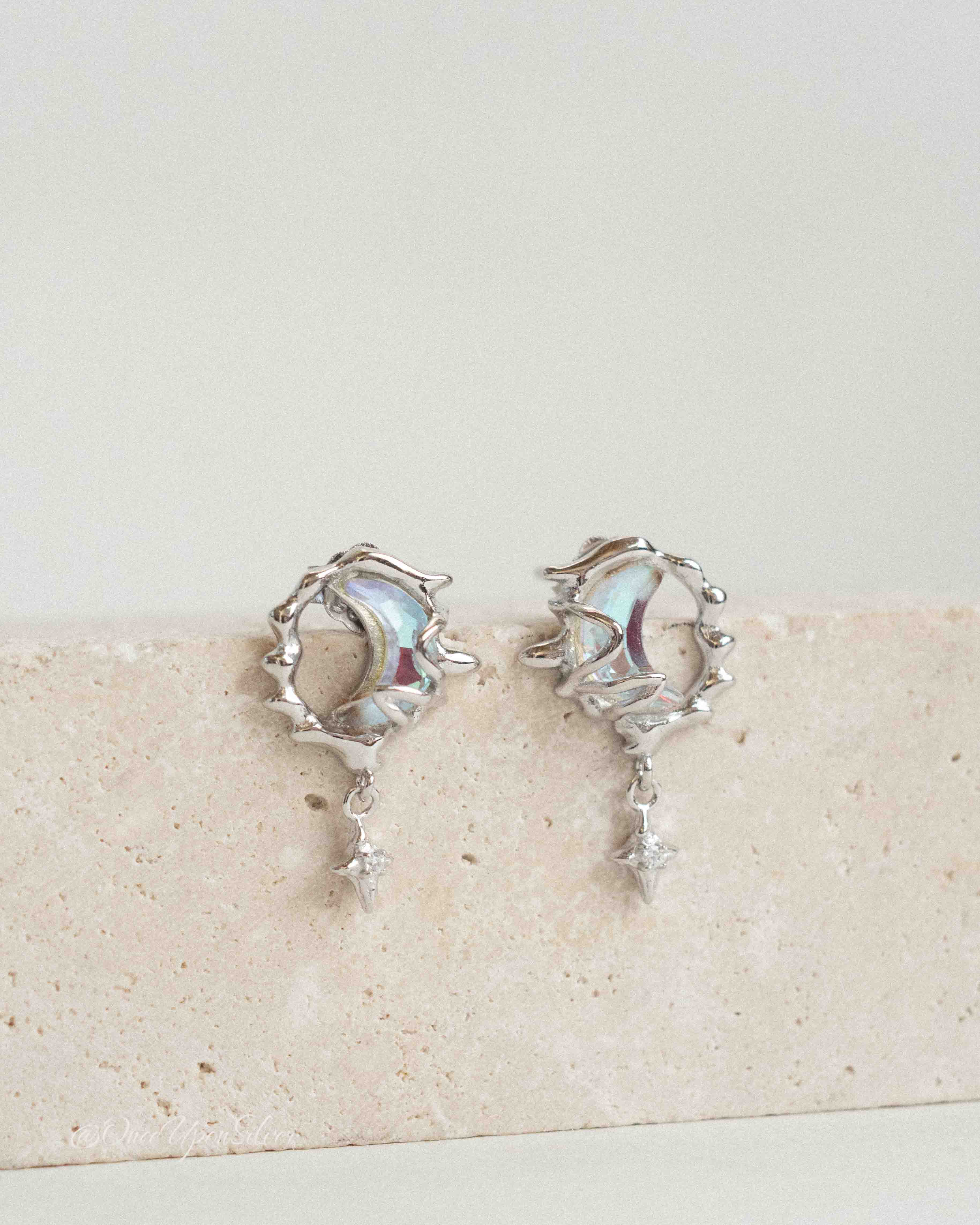 Moon Earing