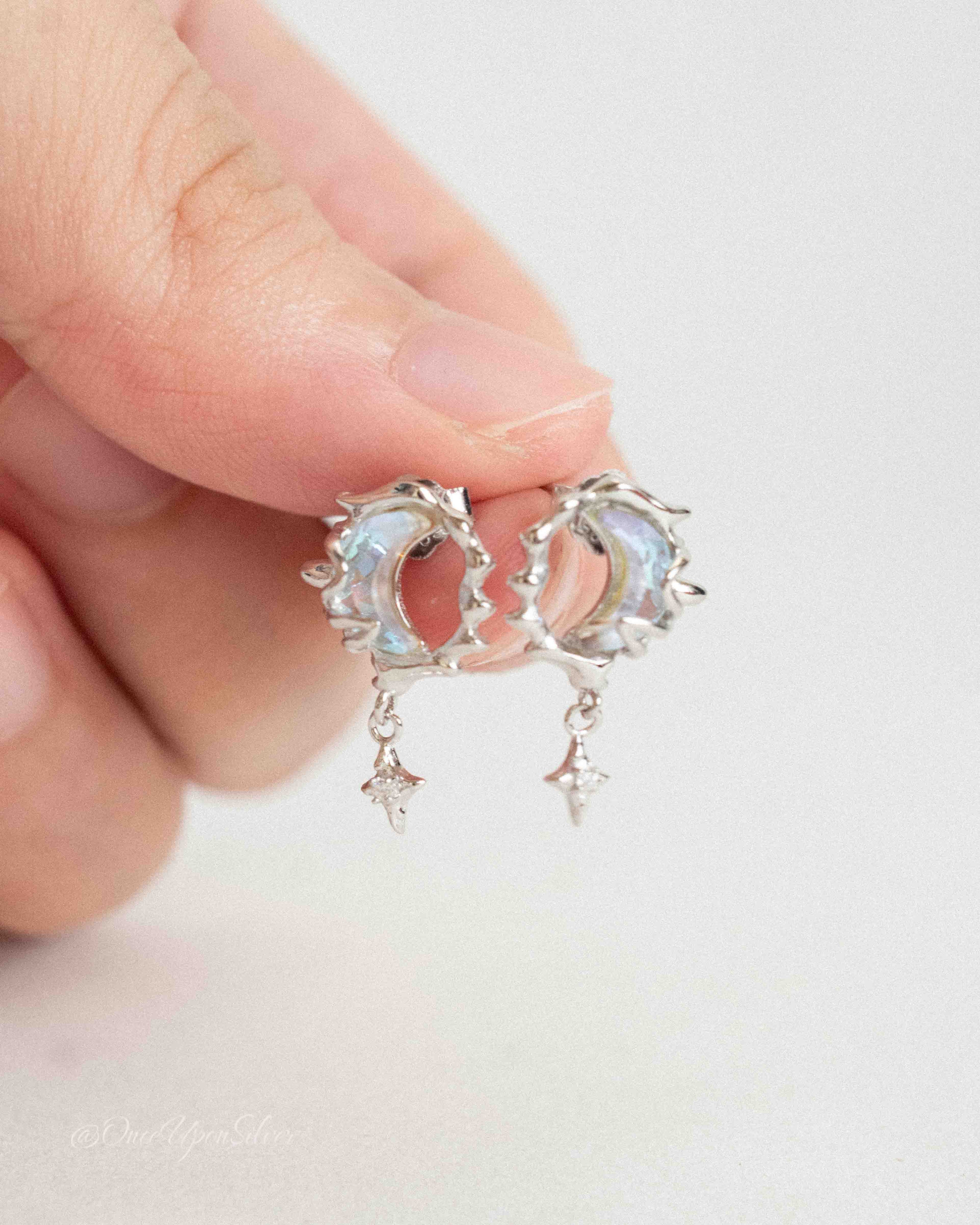 Moon Earing